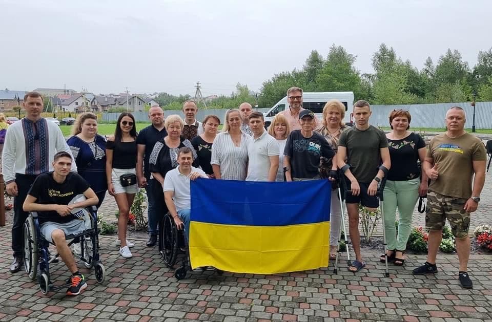 Група людей з прапором України