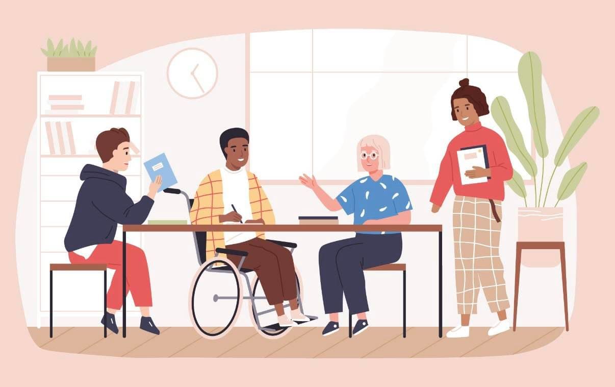 Четверо людей беруть участь у навчальному або командному занятті в інклюзивному просторі. Один учасник у інвалідному візку записує щось у зошиті, інший поруч жестикулює, пояснюючи. Ще один тримає книгу, а четвертий стоїть із папкою. На фоні — книжкова полиця, велике вікно, годинник і кімнатна рослина. Сцена передає атмосферу співпраці, різноманіття та доступності в освітньому або професійному середовищі.
